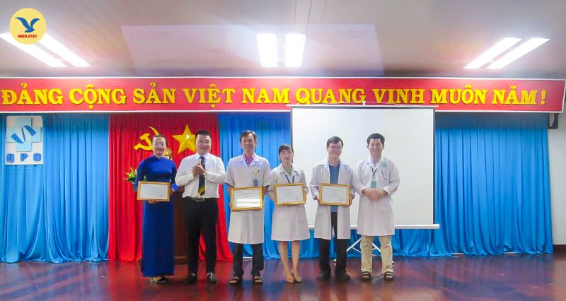 Trong khuôn khổ hội nghị, 5 bác sĩ, cán bộ quản lý y tế thuộc Bệnh viện Sản nhi Quảng Ngãi đại diện lên nhận chứng chỉ CME từ hội nghị 