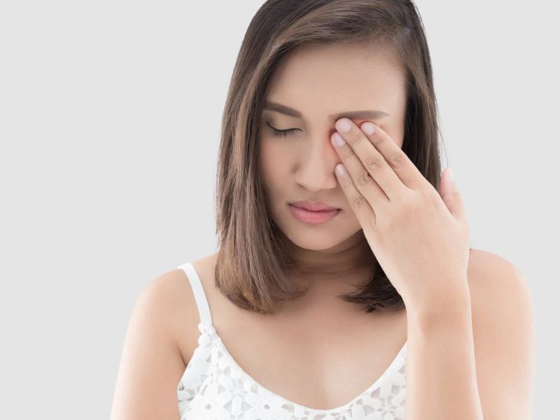  Tuyến bã nhờn bị rối loạn có thể là nguyên nhân khiến mắt có hạt trắng