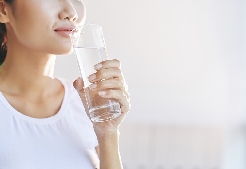 Uống đủ nước để phòng tránh tình trạng ngứa da