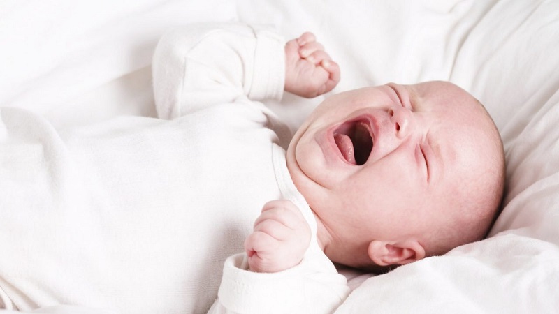 Khi bị viêm tai giữa trẻ thường quấy khóc và khó đi vào giấc ngủ