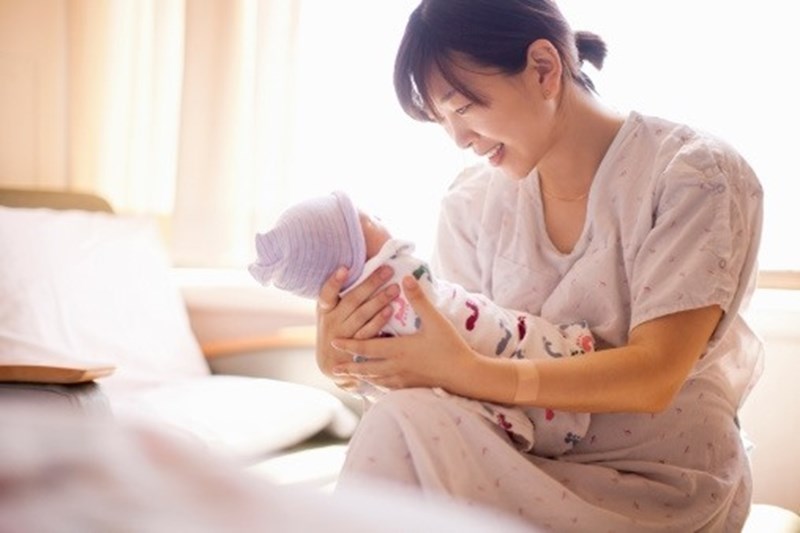 Tiền sản giật sau sinh thường khởi phát sau khi em bé chào đời 48 - 72 giờ