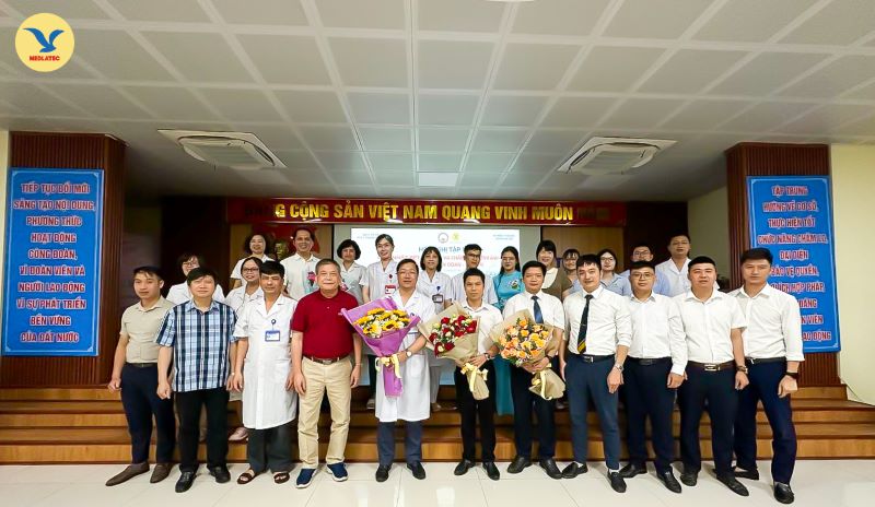 Đoàn cán bộ MEDLATEC cùng đại diện các bác sĩ tại Trung tâm Y tế thành phố Từ Sơn chụp ảnh lưu niệm cuối Hội nghị