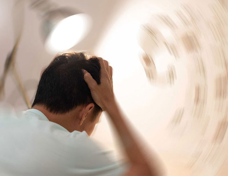Nhức đầu, ù tai, buồn nôn là những triệu chứng phổ biến của sang chấn não