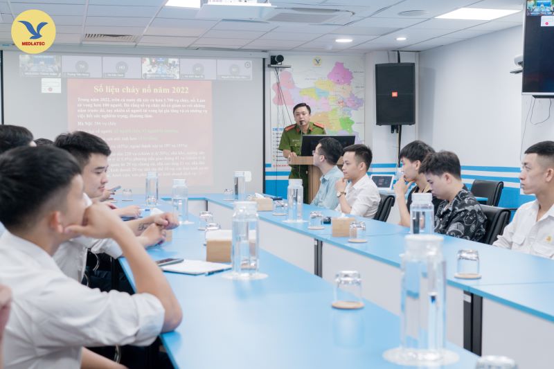 Chương trình tập huấn diễn ra trực tiếp tại Tòa nhà hành chính Tập đoàn (278 Thuỵ Khuê, Hà Nội) và trực tuyến cùng các chi nhánh trên toàn quốc