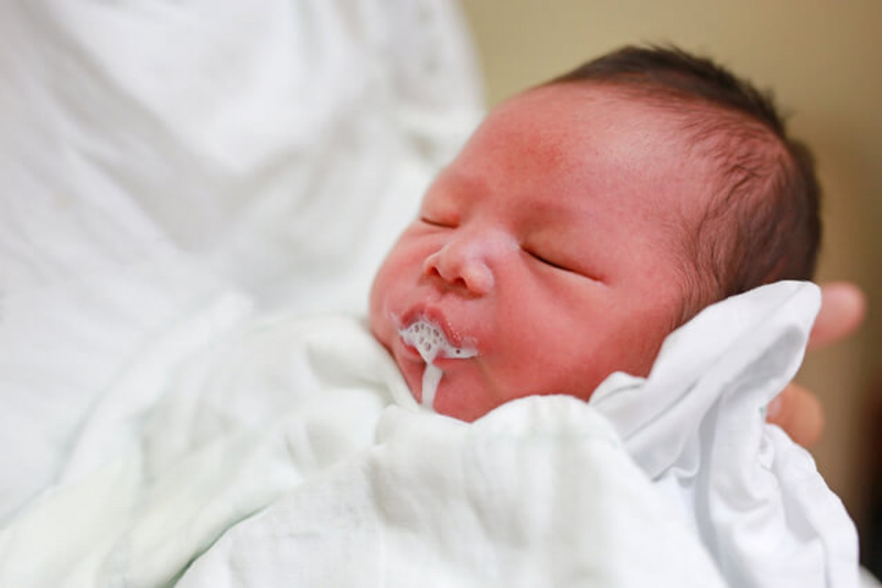 Trẻ sơ sinh hay bị trớ là hiện tượng sinh lý thường gặp, xảy ra ở hầu hết trẻ