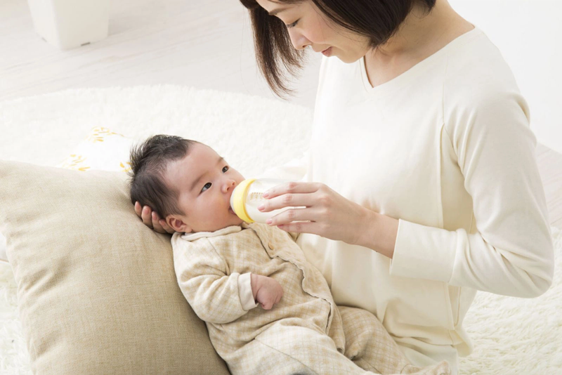 Cho bé bú đúng nhu cầu và đúng cách để phòng tránh và cải thiện hiện tượng nôn trớ 
