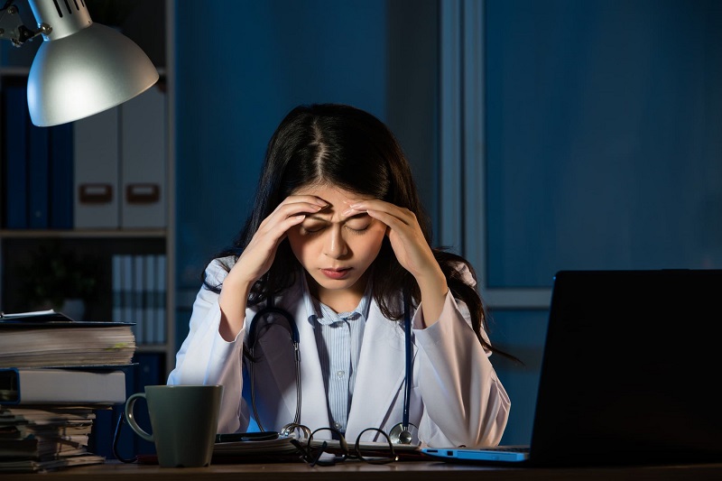 Thức khuya thường xuyên, căng thẳng liên tục có thể khiến mụn nổi nhiều