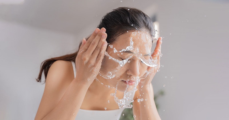Chú ý đến vấn đề vệ sinh da mặt mỗi ngày để ngăn ngừa tình trạng mụn mọc