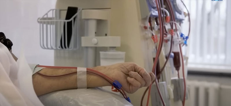 Bệnh nhân gặp biến chứng suy thận cần hỗ trợ lọc máu bằng máy