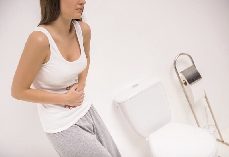 Nếu có biểu hiện đau bụng, đau buốt khi tiểu cần đi kiểm tra sớm