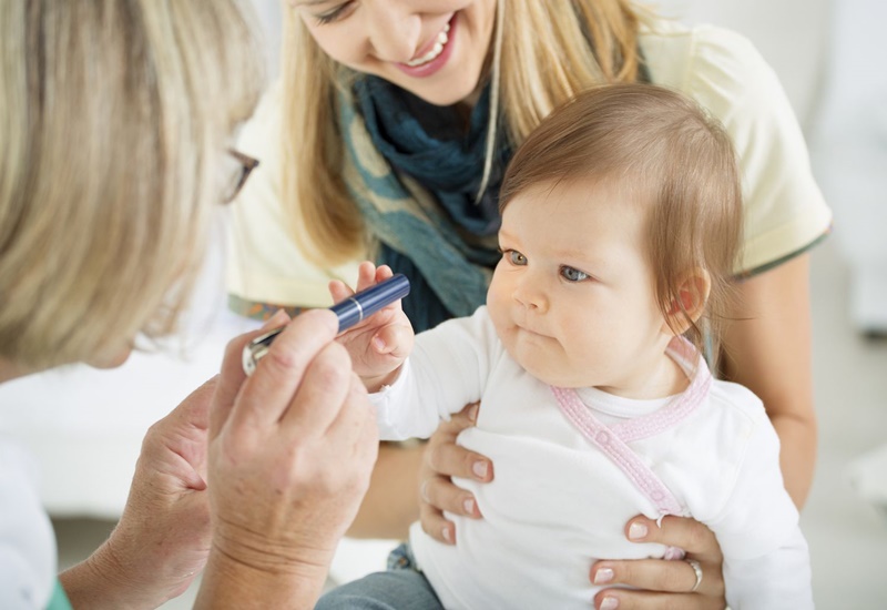 Cha mẹ nên đưa trẻ đi khám kịp thời để được bác sĩ chẩn đoán và điều trị bệnh