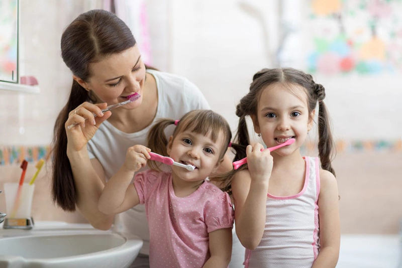 Từ 6 tuổi, bé đã có thể tự đánh răng một cách thuần thục 