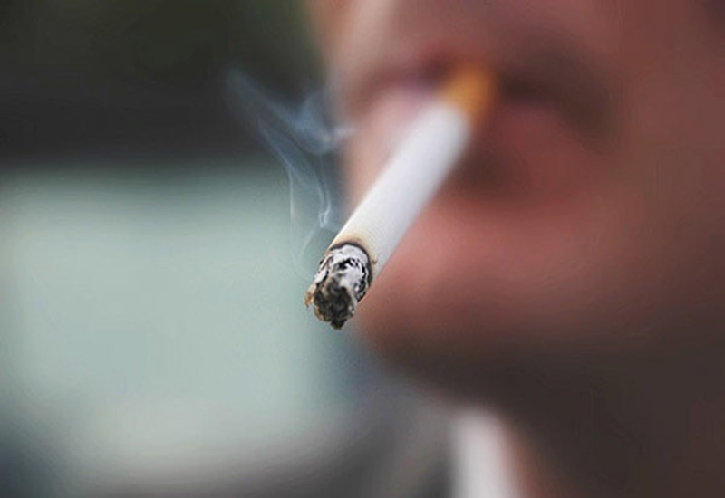 Bác sĩ khai thác thông tin về thói quen hút thuốc, đặc thù nghề nghiệp và một số yếu tố quan trọng khác