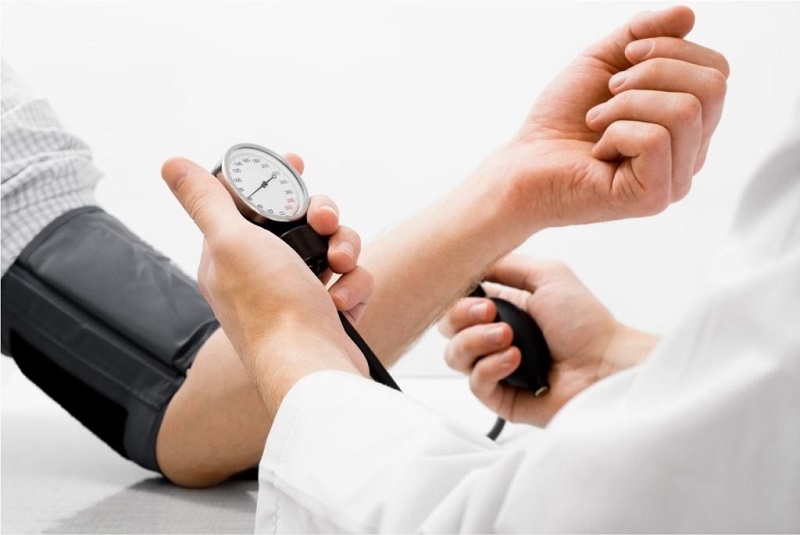 Dù có thể tự đo huyết áp tại nhà, bạn vẫn nên đến cơ sở y tế định kỳ để bác sĩ khám, kiểm tra