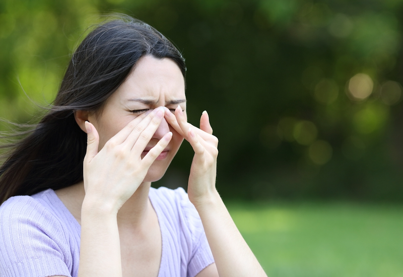 Ngứa mắt có thể là do dị ứng với các chất bay trong không khí