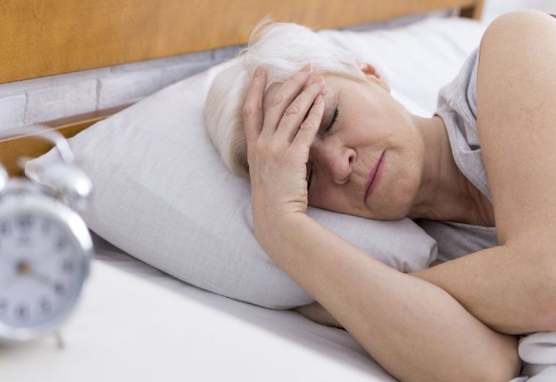 Nhắm mắt nhưng không ngủ được có thể là do nhiều nguyên nhân khác nhau gây nên