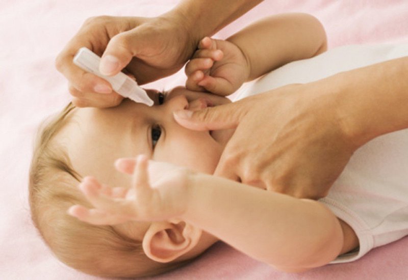Các bậc phụ huynh khi dùng thuốc nhỏ mắt cho bé cần tuân thủ theo đúng hướng dẫn sử dụng