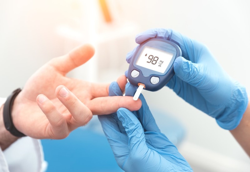 Người bệnh tiểu đường cần thường xuyên kiểm tra đường huyết