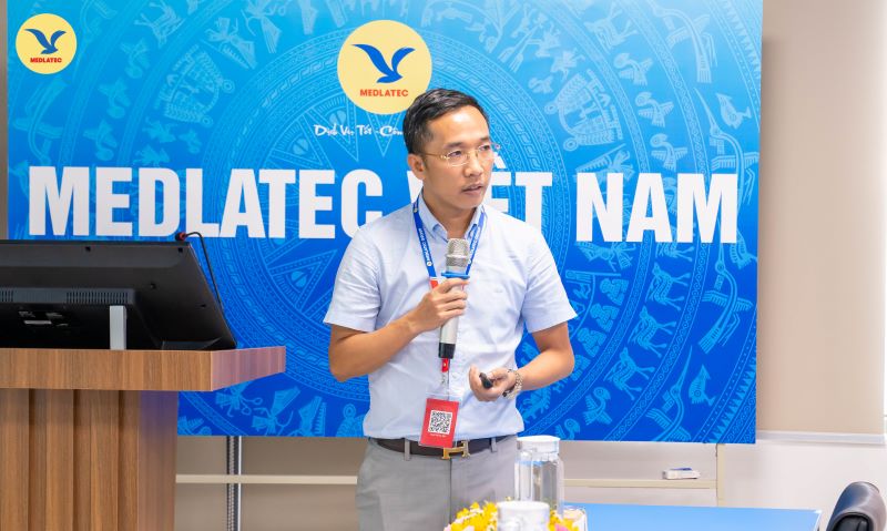 TS.BS Nguyễn Lê Hùng - Chủ tịch Hội đồng chuyên môn MEDDENTAL chia sẻ những kinh nghiệm, kiến thức quý báu về chuyên môn, cũng như giới thiệu những thiết bị và công nghệ hiện đại nhất hiện nay đang được ứng dụng tại Nha khoa MEDDENTAL. 