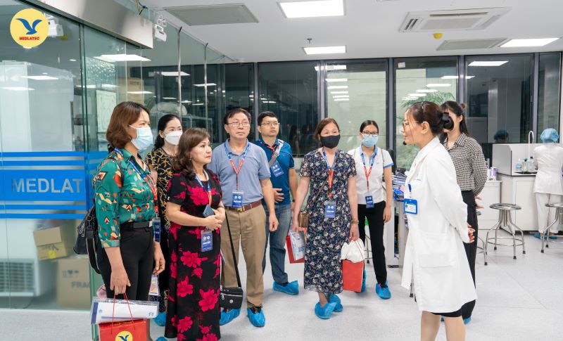 Toàn thể đội ngũ bác sĩ tham dự tọa đàm đã có cơ hội mục sở thị Trung tâm Xét nghiệm MEDLATEC Việt Nam