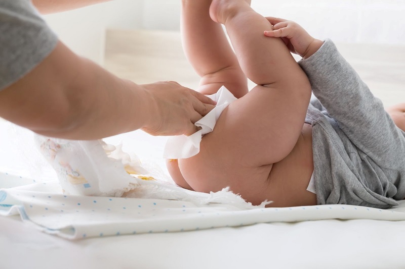 Trẻ sơ sinh bị tiêu chảy sẽ dẫn đến đi ngoài liên tục, phân thay đổi mà, mùi thối