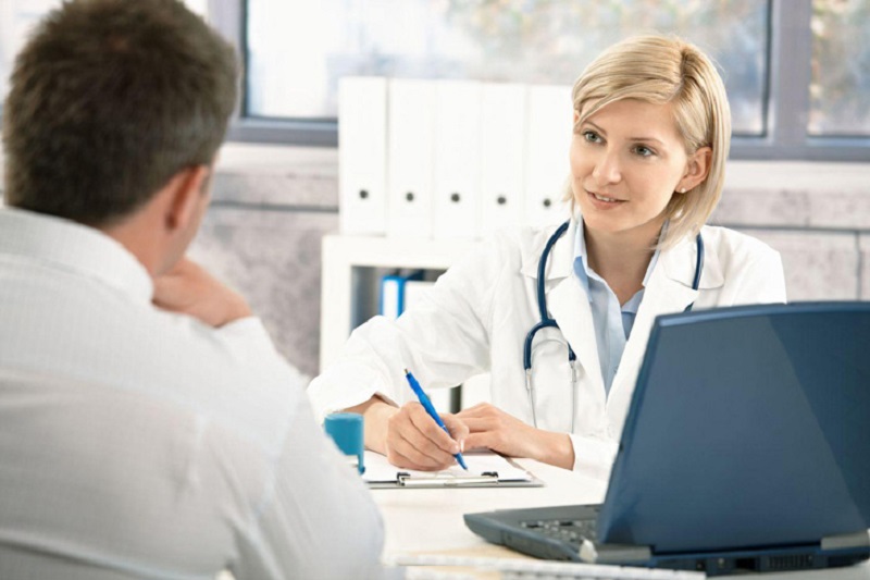Người bệnh có thể hỏi bác sĩ để biết chi tiết tiểu phẫu là gì để giải tỏa lo lắng trước khi điều trị