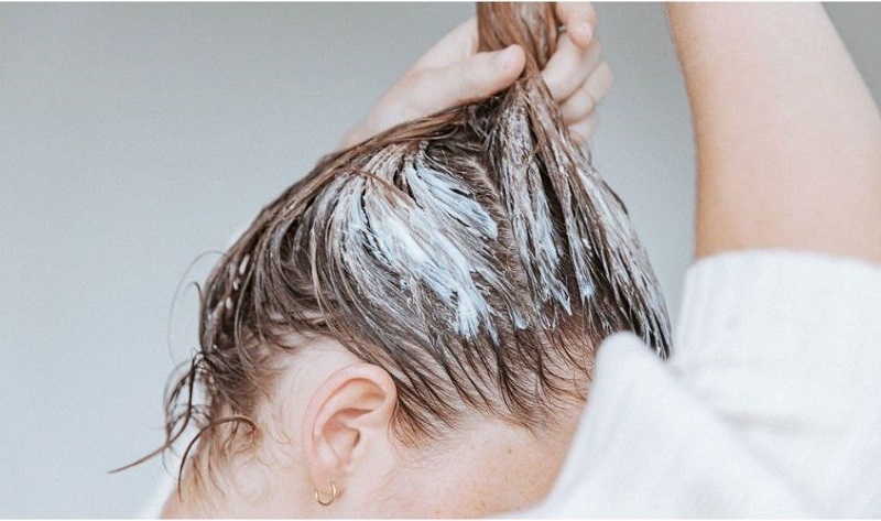 Tẩy tế bào chết cho da đầu sẽ giúp ích cho quá trình hấp thu dưỡng chất của tóc