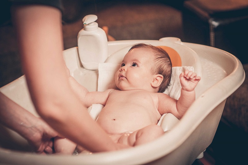 Tắm rửa vệ sinh sạch sẽ cho trẻ bị chàm sữa để loại bỏ tác nhân gây hại
