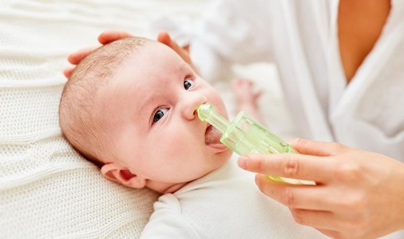 Các bước hút mũi cho trẻ cần thao tác nhẹ nhàng để không làm tổn thương con