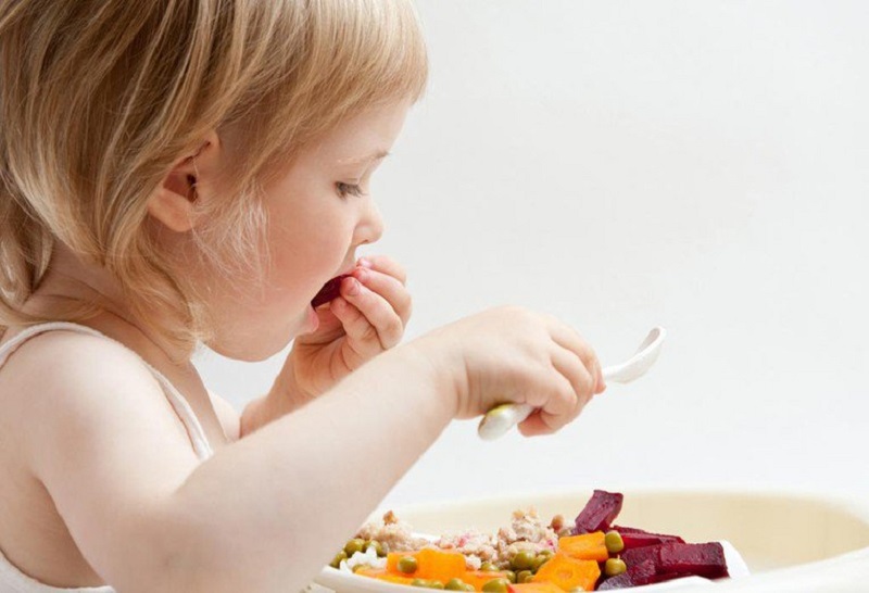 Thay đổi chế độ dinh dưỡng đầy đủ và cân đối để cải thiện tình trạng trẻ lười ăn