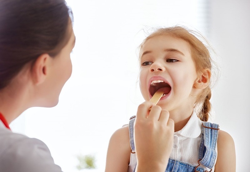 Trẻ nhỏ rất dễ bị viêm amidan, do đó cha mẹ nên cho trẻ đi khám khi có các dấu hiệu của bệnh