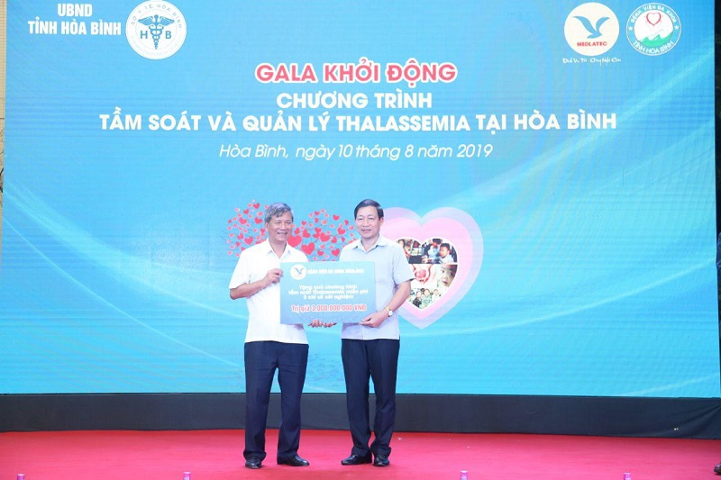 GS. AHLĐ Nguyễn Anh Trí trao tặng 3 tỷ đồng tầm soát Thalassemia miễn phí cho người dân Hòa Bình