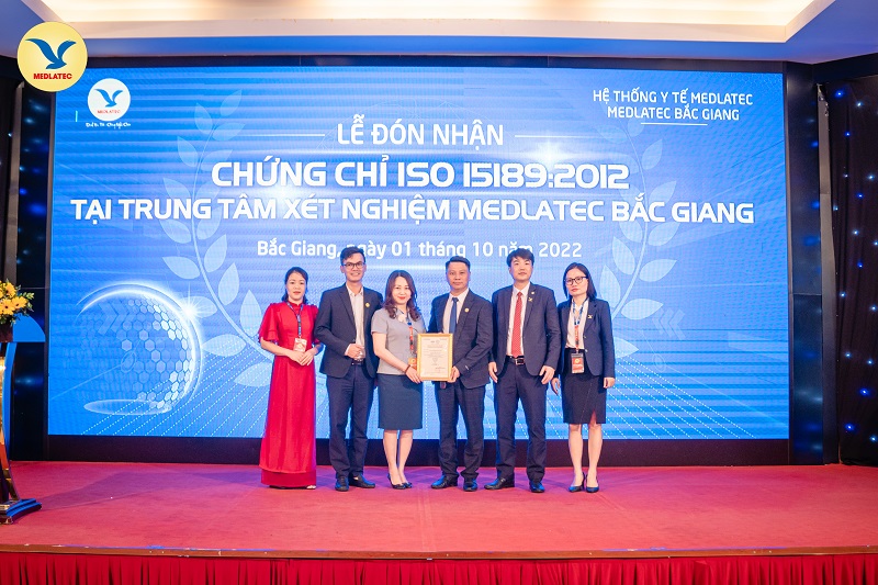 Ông Vũ Xuân Bảng - Giám đốc MEDLATEC Bắc Giang đón nhận chứng chỉ ISO 151899:2012 từ Văn phòng Công nhận chất lượng (BOA)