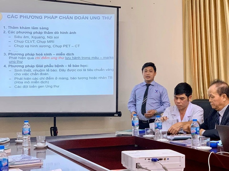 Bác sĩ Phan Thanh Nguyên chia sẻ tại Hội nghị “Tập huấn, cập nhật các xét nghiệm y khoa"
