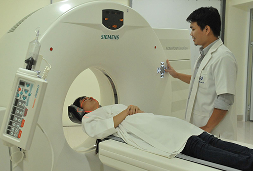 Bác sĩ hướng dẫn bệnh nhân chụp CT cắt lớp não