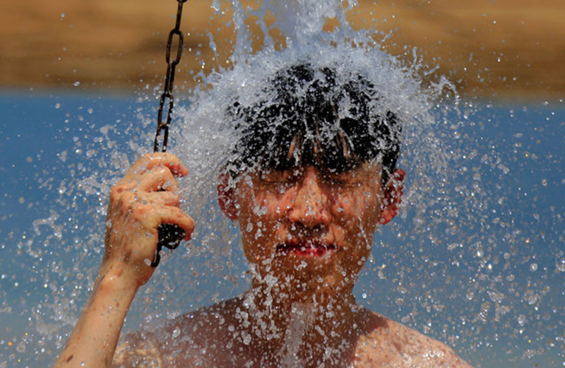 Tắm nước nóng liên tục cũng có thể là nguyên nhân gây vô sinh ở nam giới mà ít người biết