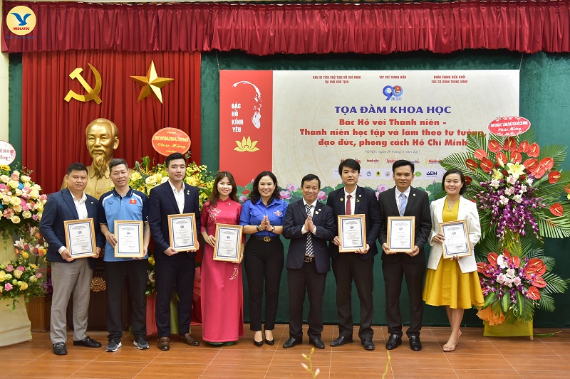 PTGĐ Nguyễn Duy Hùng đại diện tập đoàn MED-GROUP nhận chứng nhận đơn vị đồng hành chương trình
