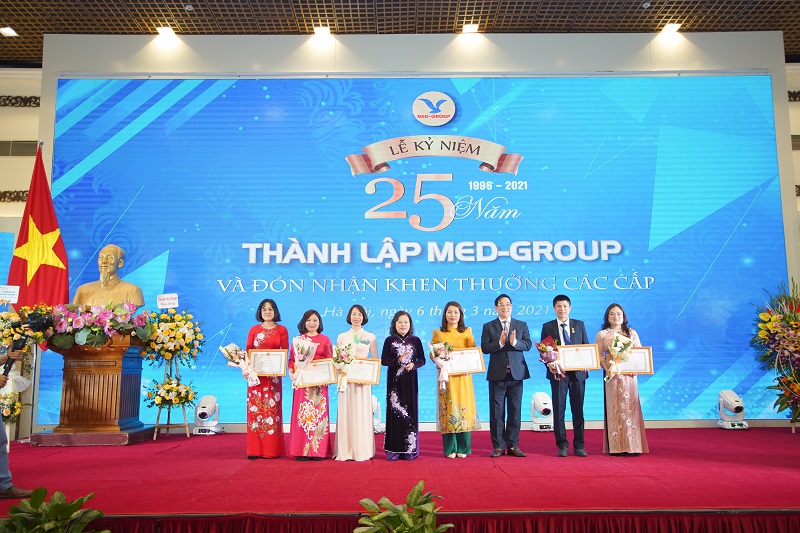 Đại điện Bộ Y tế trao Bằng khen 6 tập thể xuất sắc của Tập đoàn