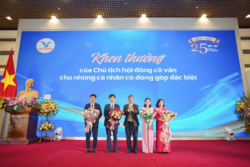 GS.AHLĐ Nguyễn Anh Trí trao phần phần thưởng đặc biệt trao cho các cán bộ có những góp đặc biệt cho sự phát triển của tập đoàn.
