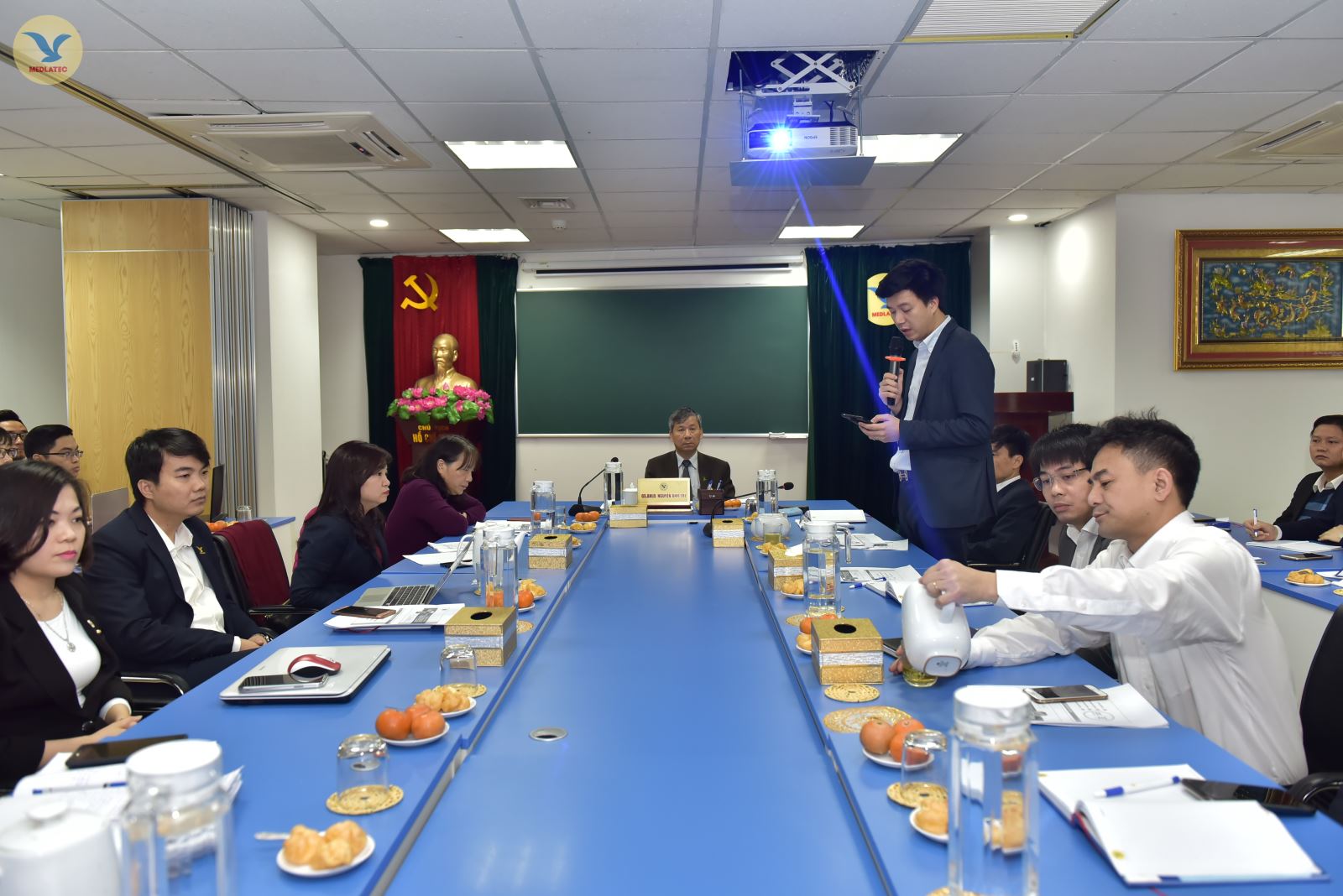 Tổng giám đốc Nguyễn Trí Anh báo cáo hoạt động của MED GROUP trước Hội đồng Sáng lập và CBNV