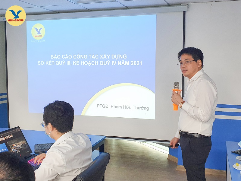 Phó TGĐ Phạm Hữu Thưởng báo cáo về công tác xây dựng, dự án của MEDLATEC trong quý III năm 2021