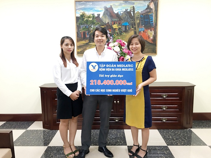 PTGĐ MEDLATEC Group - Ông Nguyễn Duy Hùng trao trực tiếp số tiền cho quỹ "Tấm lòng vàng" tại báo Lao động.