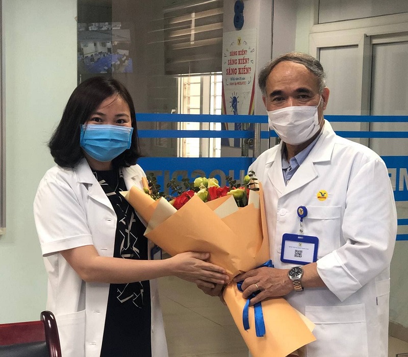 ThS.BS Nguyễn Thị Kim Len, Giám đốc BVĐK MEDLATEC (bên trái) tặng hoa chúc mừng BSCKII. Nguyễn Kim Bình (bên phải) trong ngày đầu làm việc tại MEDLATEC