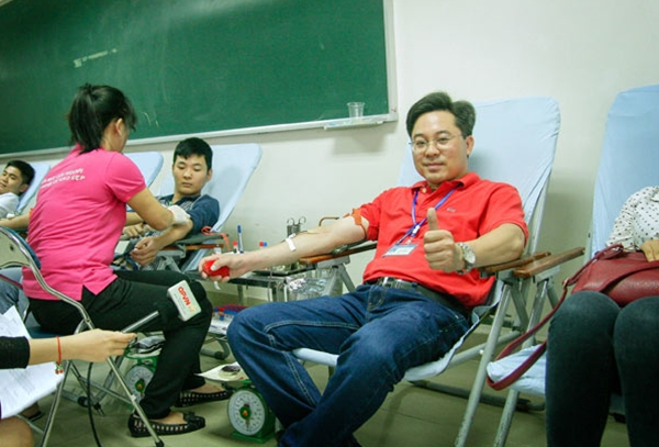 Tiến sĩ, bác sĩ Ngô Mạnh Quân tham gia hiến máu tình nguyện tại Lễ hội Xuân hồng