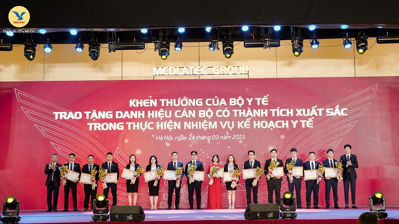 GS.AHLĐ Nguyễn Anh Trí và TS. Nguyễn Trí Anh trao bằng khen, tặng hoa cho các cán bộ có thành tích xuất sắc trong thực hiện nhiệm vụ kế hoạch y tế