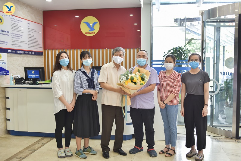 Chủ tịch Hội đồng cố vấn MEDLATEC - GS.AHLĐ Nguyễn Anh Trí tặng hoa động viên các cán bộ y tế của MEDLATEC lên đường chi viện cho Bắc Giang đợt đầu tháng 6/2021