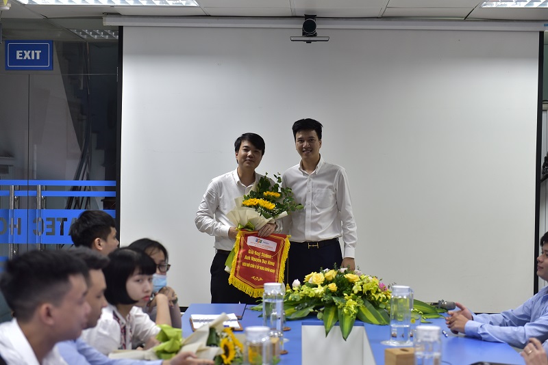 Tổng Giám đốc Nguyễn Trí Anh tặng hoa chúc mừng Phó Tổng giám đốc Nguyễn Duy Hùng đạt giải Best Student - học viên xuất sắc nhất