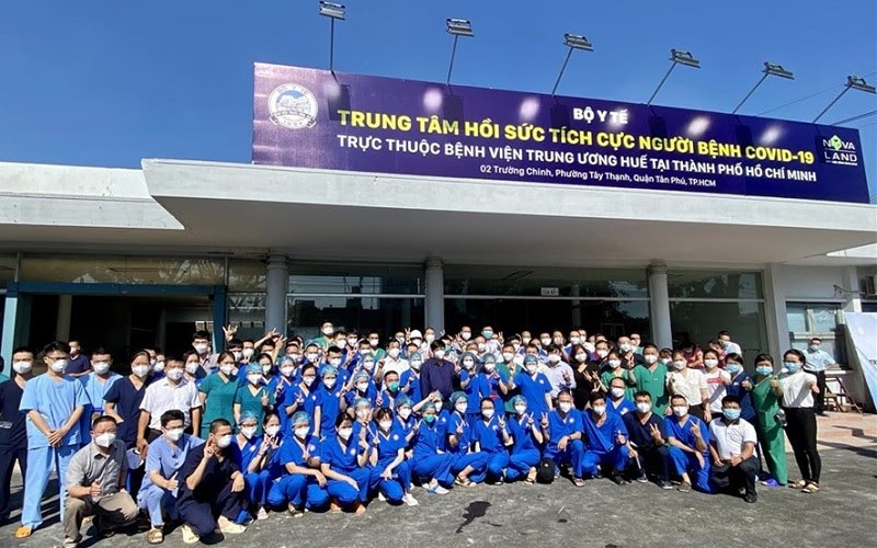Bộ trưởng Nguyễn Thanh Long và tập thể thầy thuốc Bệnh viện Trung ương Huế được chi viện cho Trung tâm Hồi sức tích cực tại TPHCM (Ảnh: Bộ Y tế)