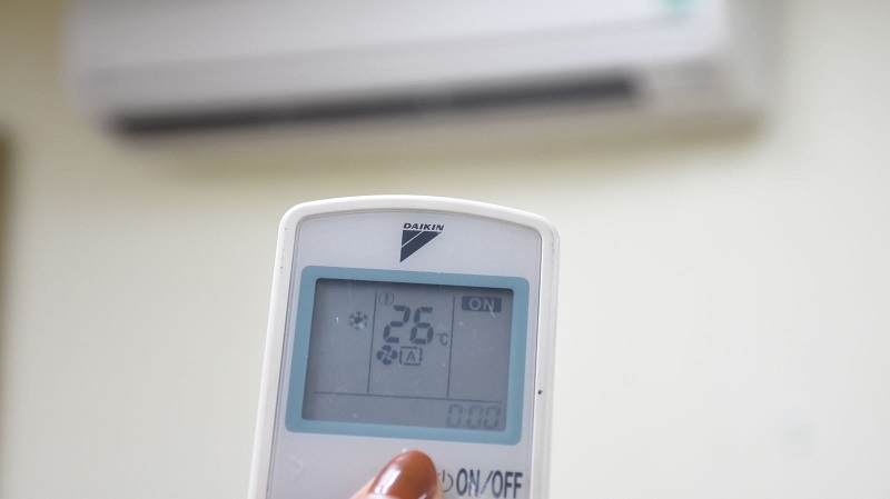 Chọn chế độ điều hòa phù hợp với độ ẩm ngoài trời là cách chăm sóc da trong phòng điều hòa rất hiệu quả