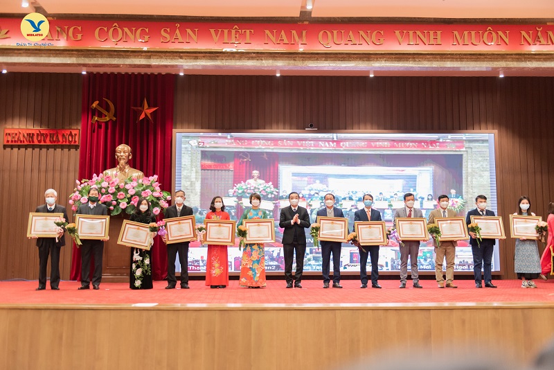 ThS.BS Nguyễn Thị Kim Len - Phó Tổng giám đốc MED-GROUP đại diện Hệ thống Y tế MEDLATEC (thứ 3 từ trái sang phải) nhận bằng khen của Thủ tướng Chính phủ 